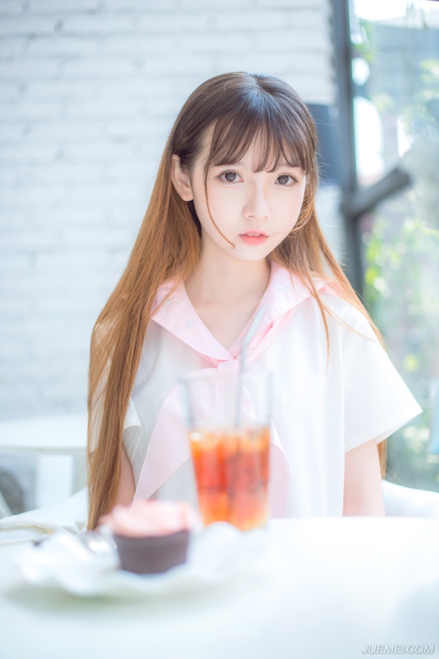 一簇簇箭雨从四面八方射过来，对方人数明明还不如陈到这边多，却偏偏让人有种四面皆敌的感受，许多战士慌乱迎敌，却根本抓不到对方的影子，只是片刻，陈到的船队便被冲的七零八落，根本无法组织起有效的反抗，只能眼睁睁看着对方不断将自己的兵马分割出去，然后一点点蚕食，却无可奈何。